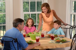 Family_eating_lunch_(1)